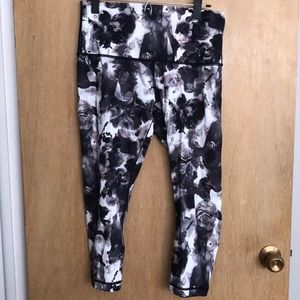 Lululemon Graphic Size 12 Cropped Wunder Under EUC